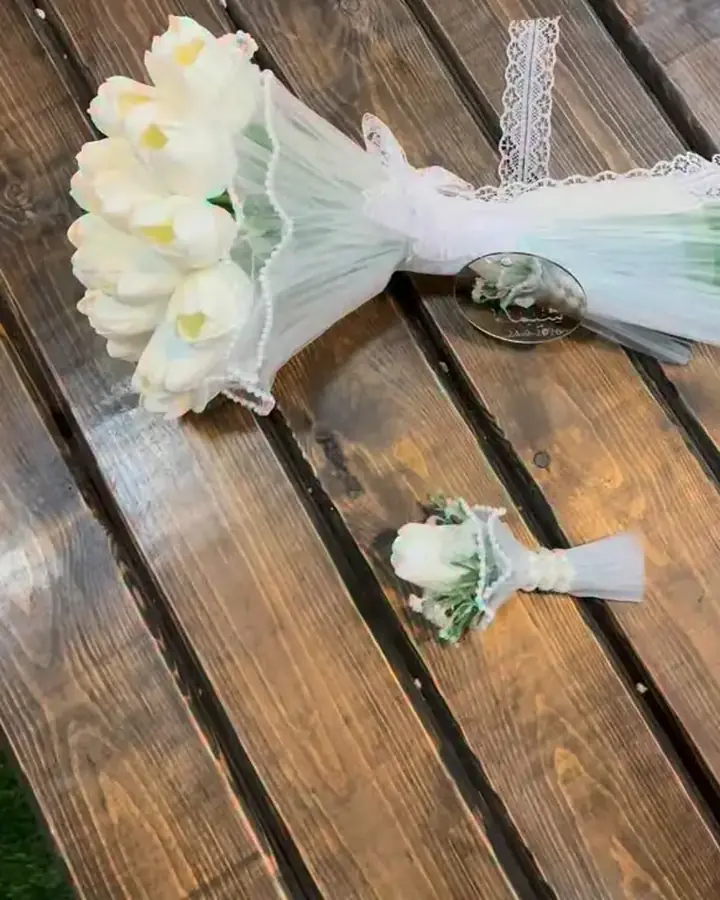 مسكة عروس تيوليب مع تعليقة أكريليك، من هدايا سلمى