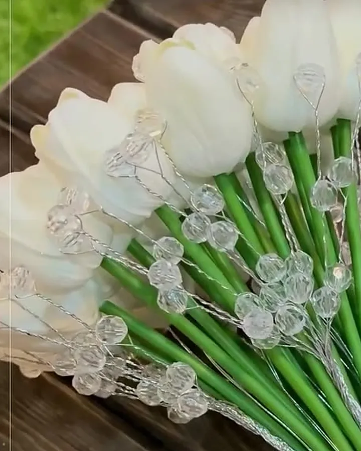 مسكة عروس توليب بحبات الكريستال على السيقان